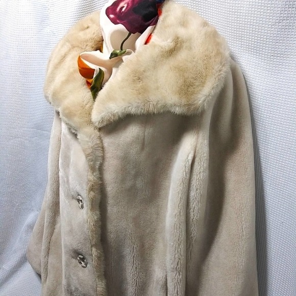 VINTAGE Deluxe Fur-like COAT Cream Beige Ivory Gold Buttons Superior Fabric RARE - Picture 3 of 14